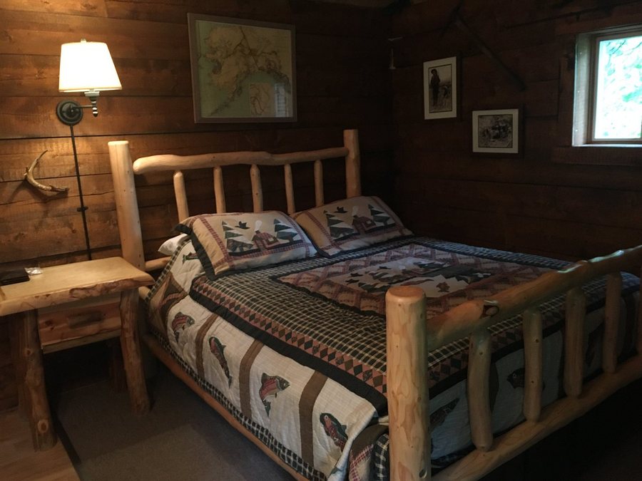 Alaska Creekside Cabins — Guest room