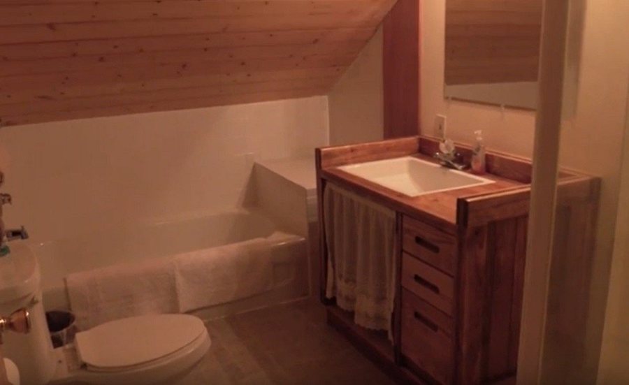 Alaska Fishing Lodging — Bathroom
