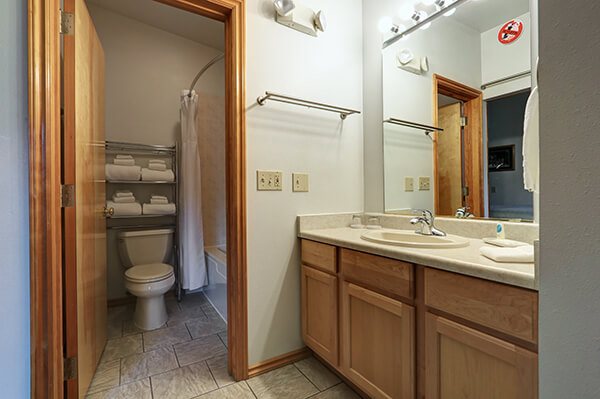 Alaska House Of Jade Bed And Breakfast — Bathroom