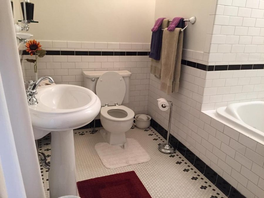 Alaska s Capital Inn Bed and Breakfast — Bathroom