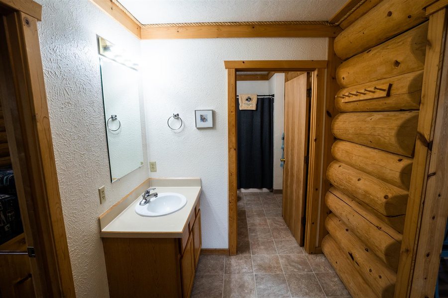 Alaska Silvertip Lodge And Cabins — Bathroom