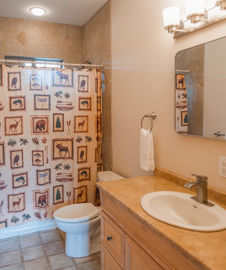 Alaska Trophy Adventures Lodge — Bathroom