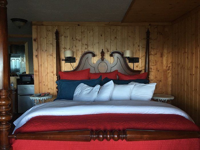 Alaskan Suites — Guest room