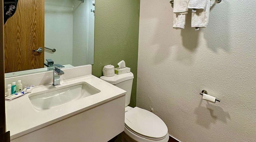 Albany Airport Inn and Suites — Bathroom