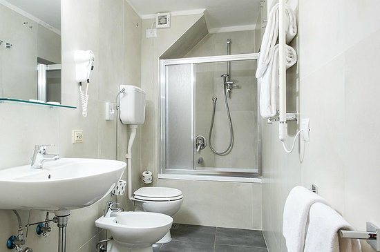 Albergo Firenze — Bathroom