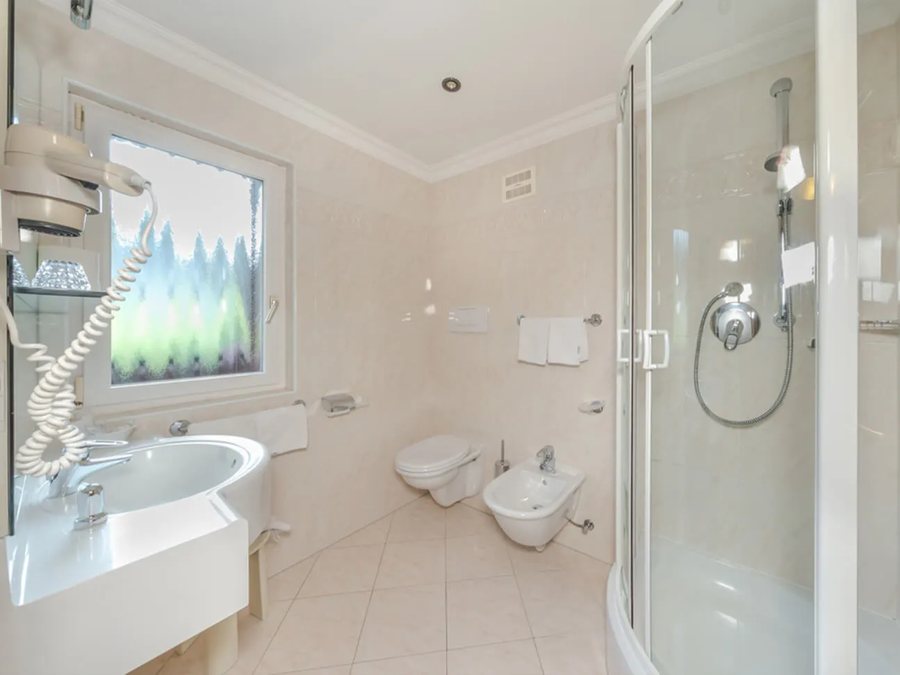 Albergo Lo Scoiattolo — Bathroom
