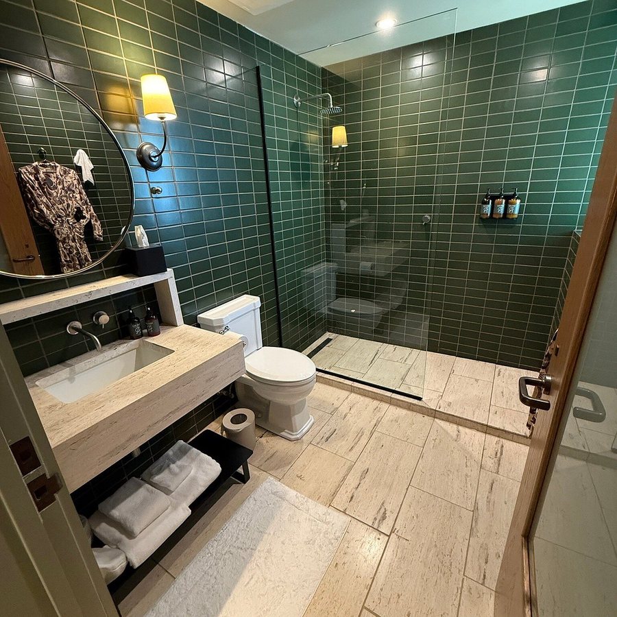 Albert Hotel — Bathroom