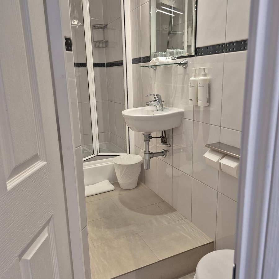 Albro House Hotel — Bathroom