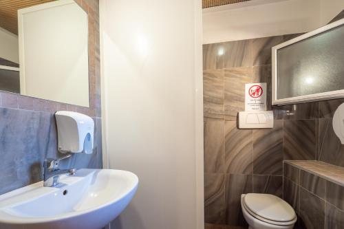 Alessandro Palace Bar — Bathroom