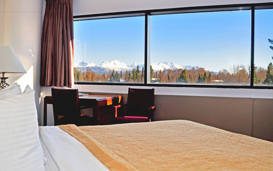 Alex Hotel Suites Anchorage Airport — Guest room