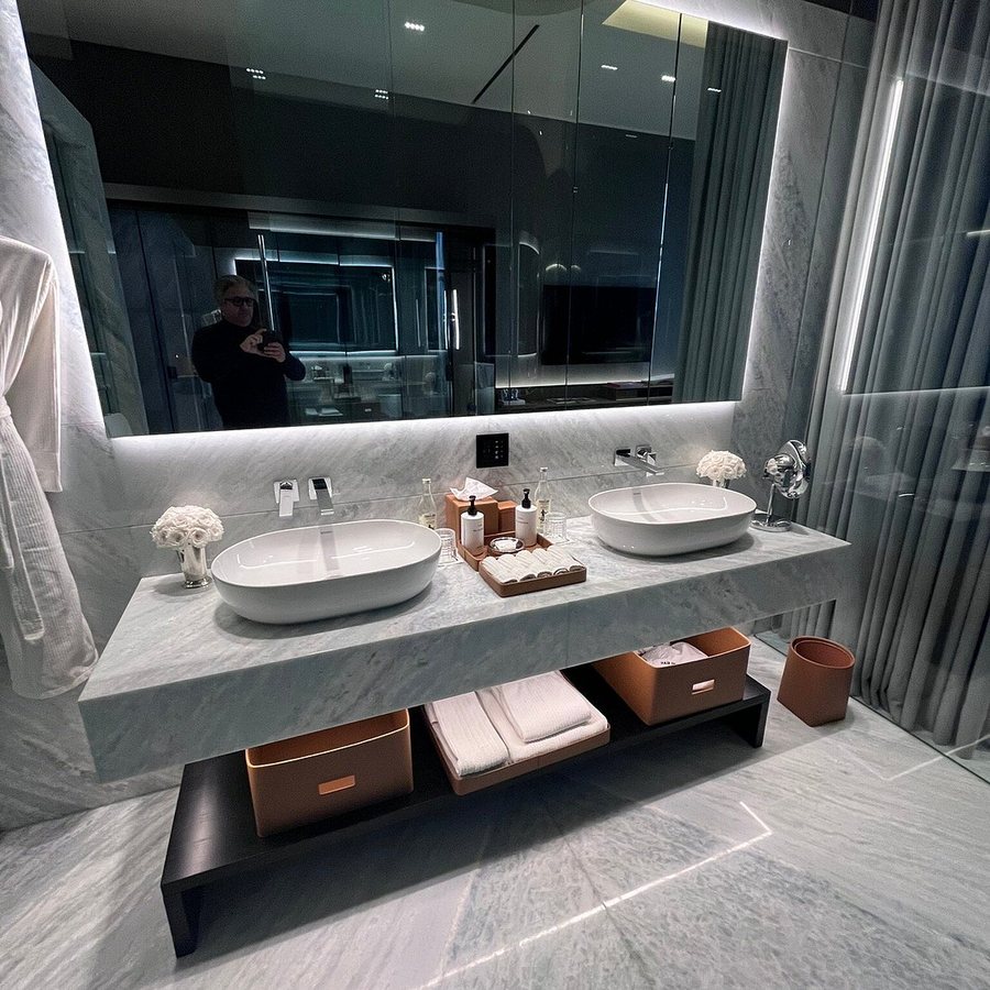Alexander Hotel — Bathroom