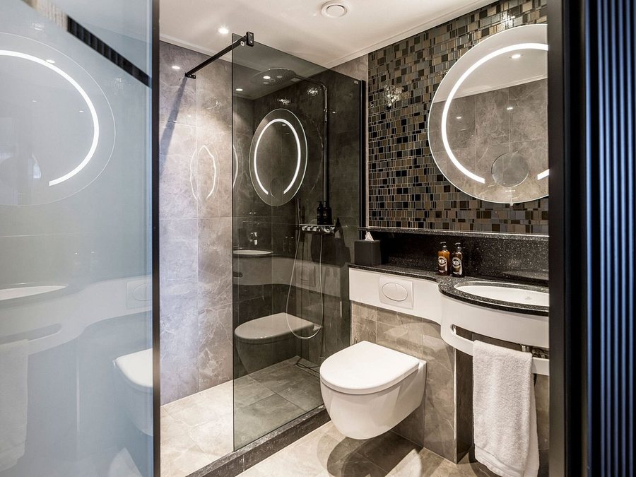 Alexander Inn — Bathroom