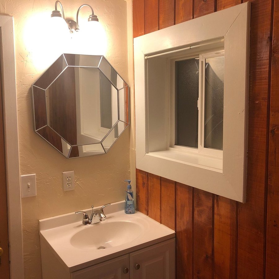 Alexander Lake Lodge — Bathroom