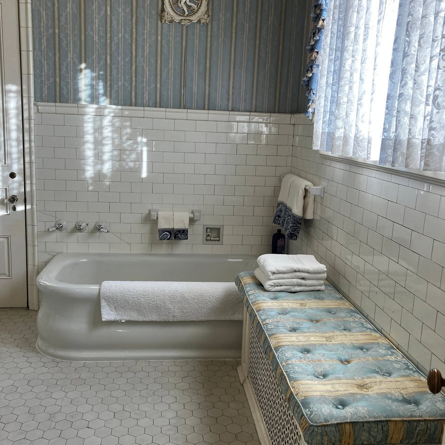 Alexander Mansion Bed Breakfast — Bathroom
