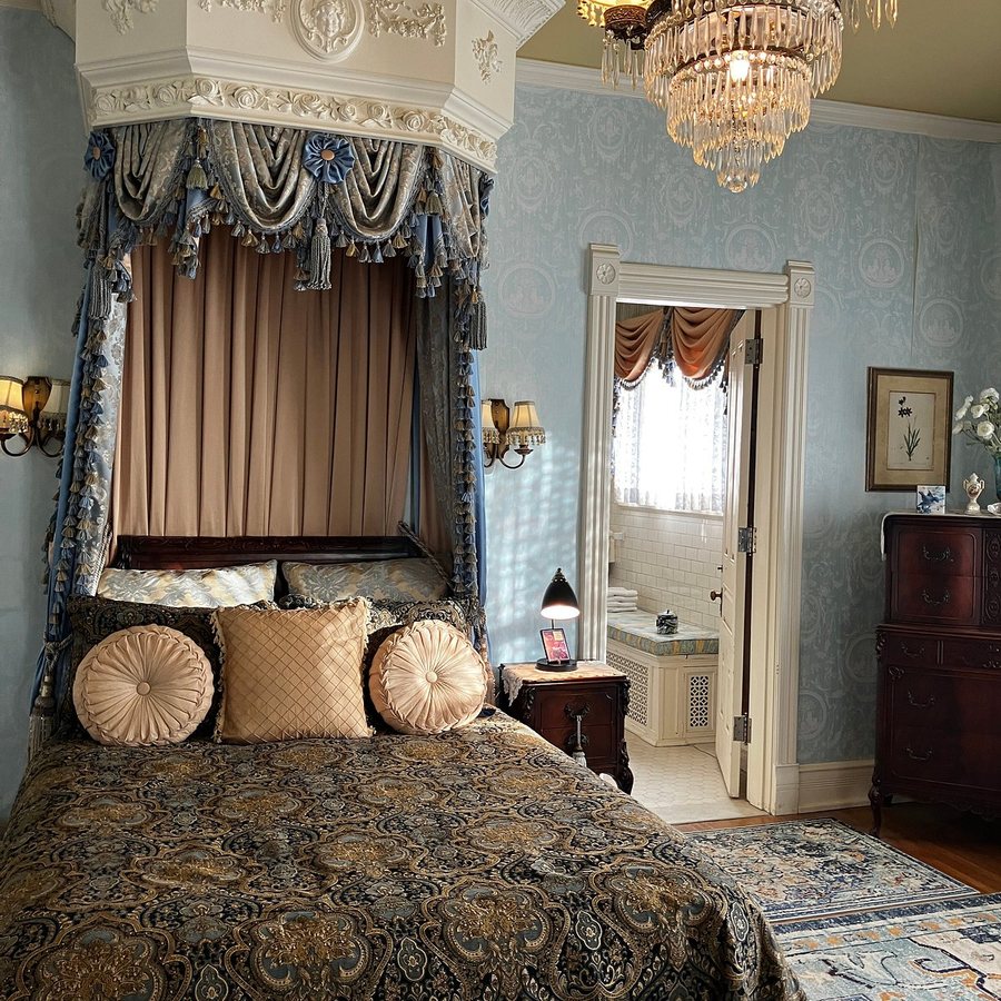 Alexander Mansion Bed Breakfast — Guest room