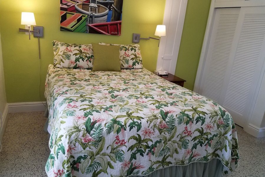 Alexander Palms Court — Guest room