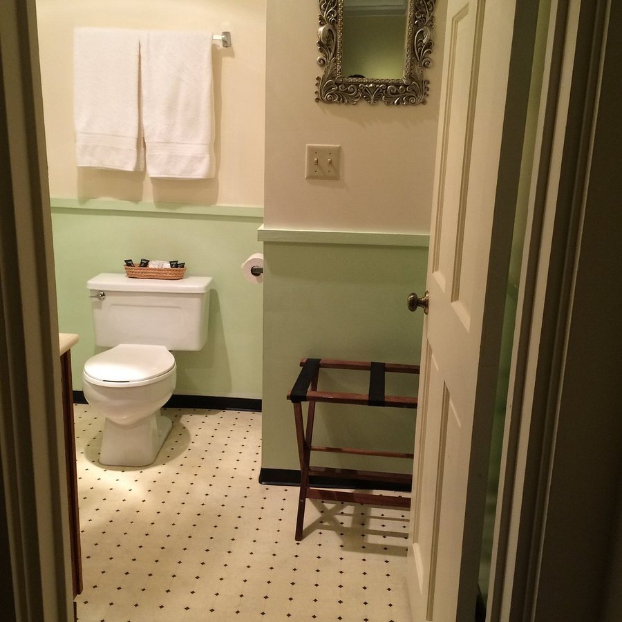 Alexander s Lodge at Mt Rainier — Bathroom