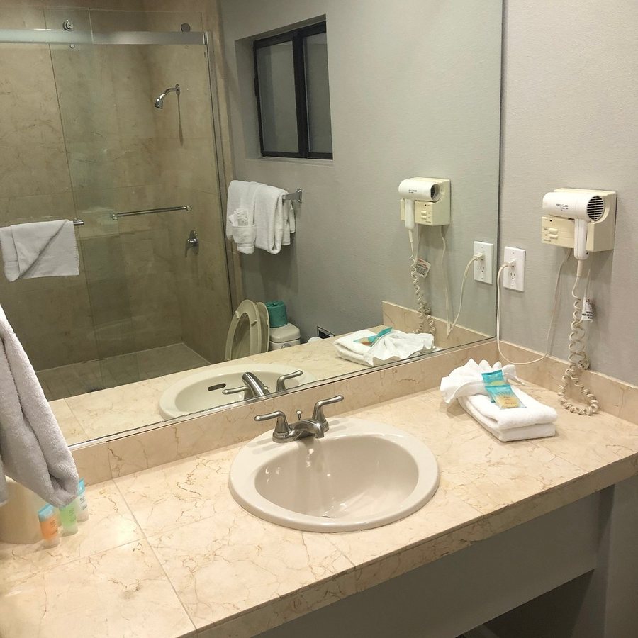 Alexis Park Resort — Bathroom