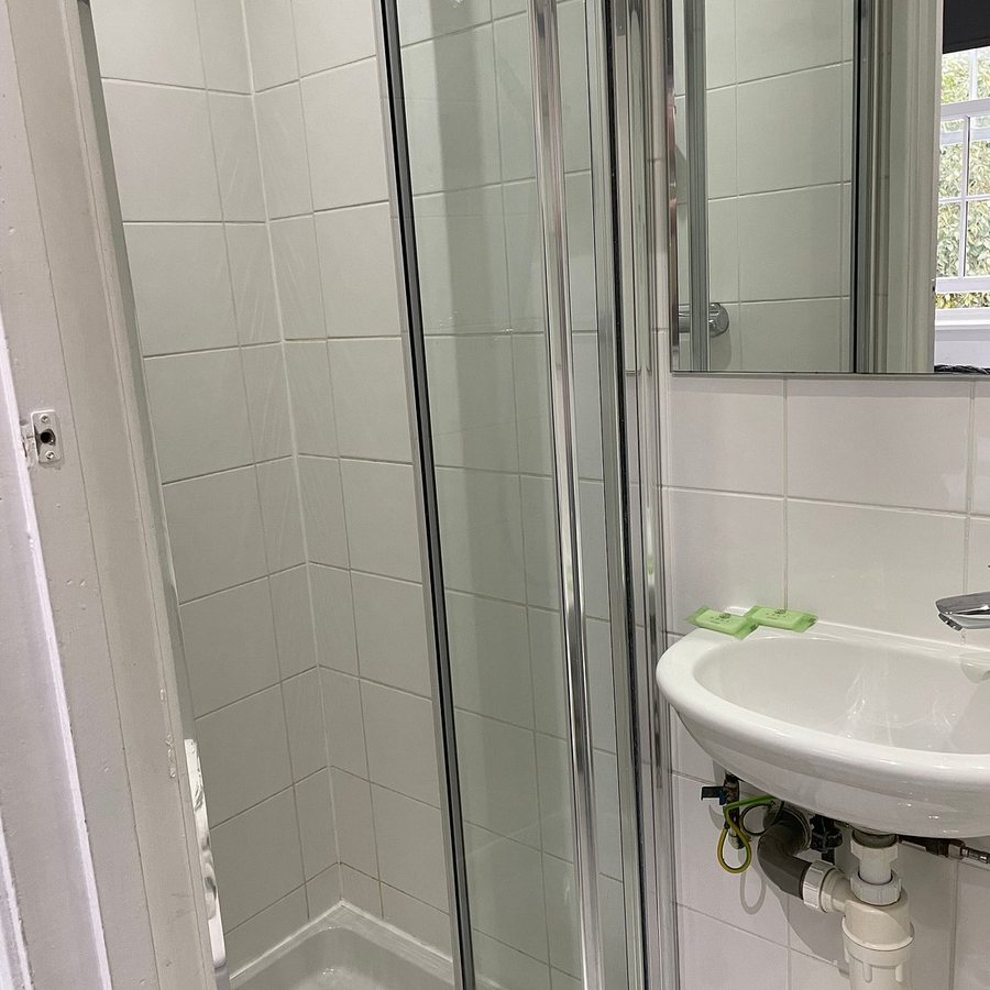 Alhambra Hotel — Bathroom