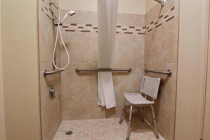 Alister Square Inn — Bathroom