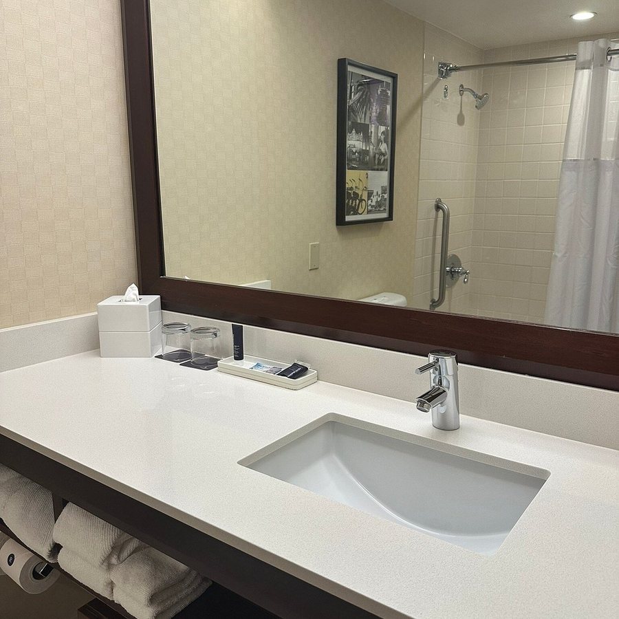 Aliza Hotel Los Angeles California — Bathroom