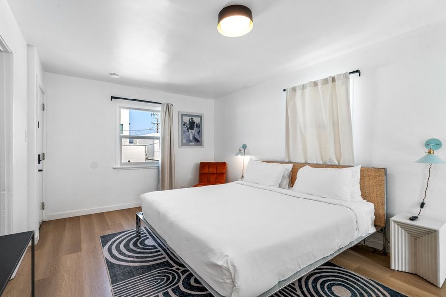 Aliza Hotel Los Angeles California — Guest room