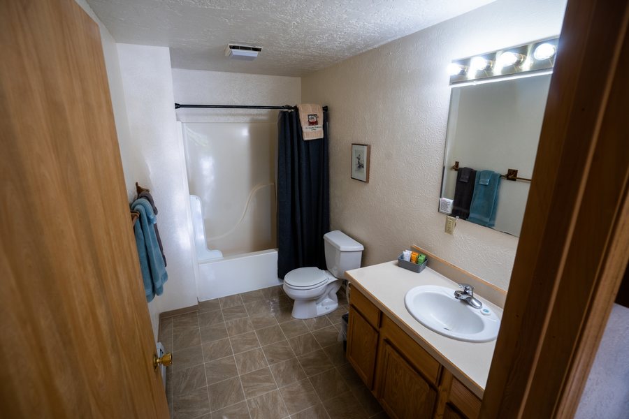 All Alaska Outdoors Lodge — Bathroom