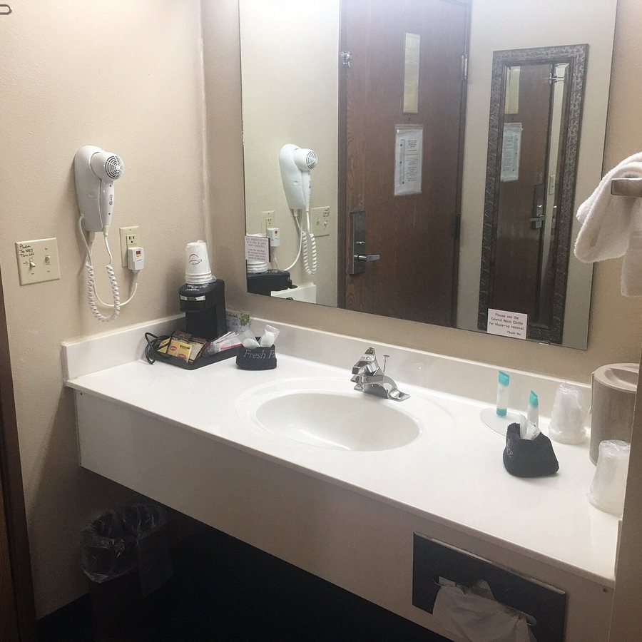 All American Inn Suites — Bathroom