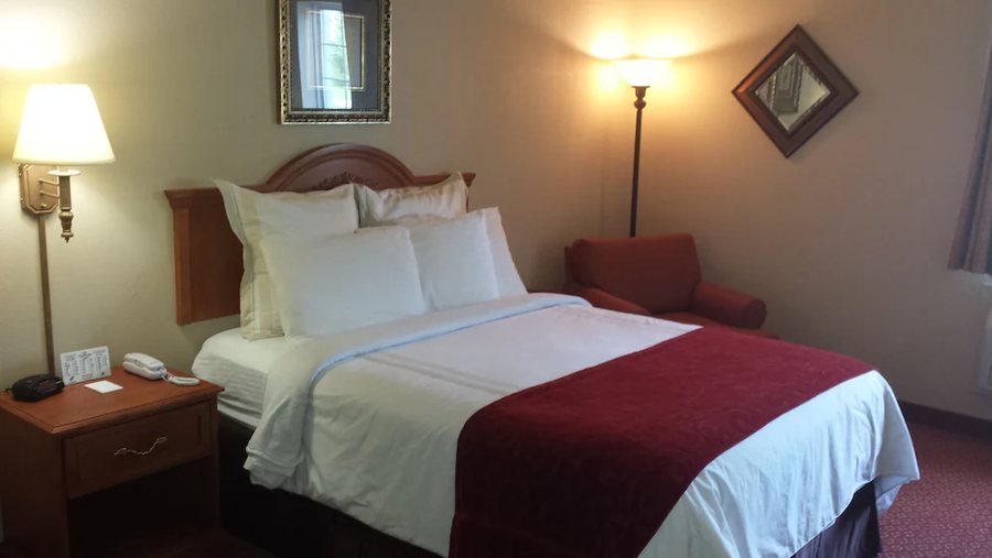 All American Inn Suites — Guest room