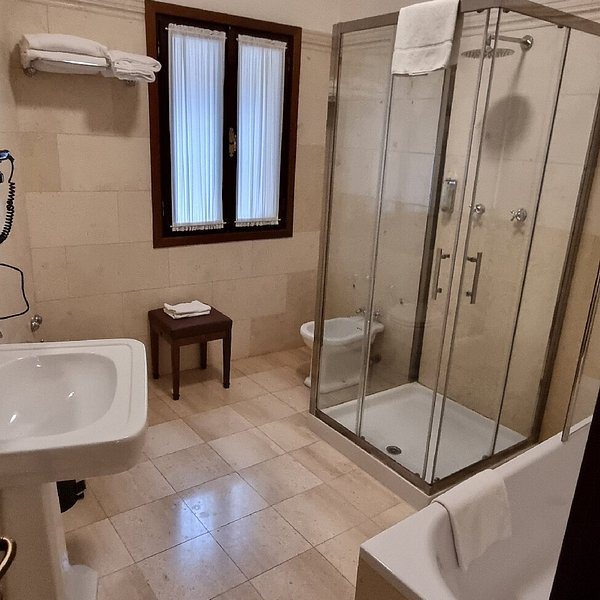 All Angelo Art Hotel — Bathroom