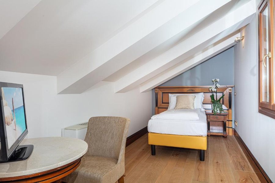 All Angelo Art Hotel — Guest room