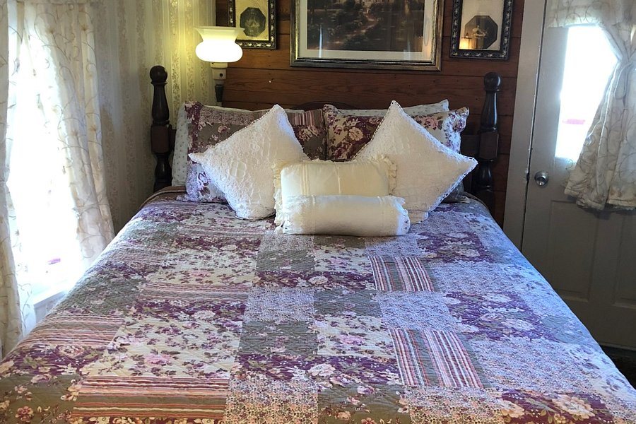 All Seasons Inn — Guest room