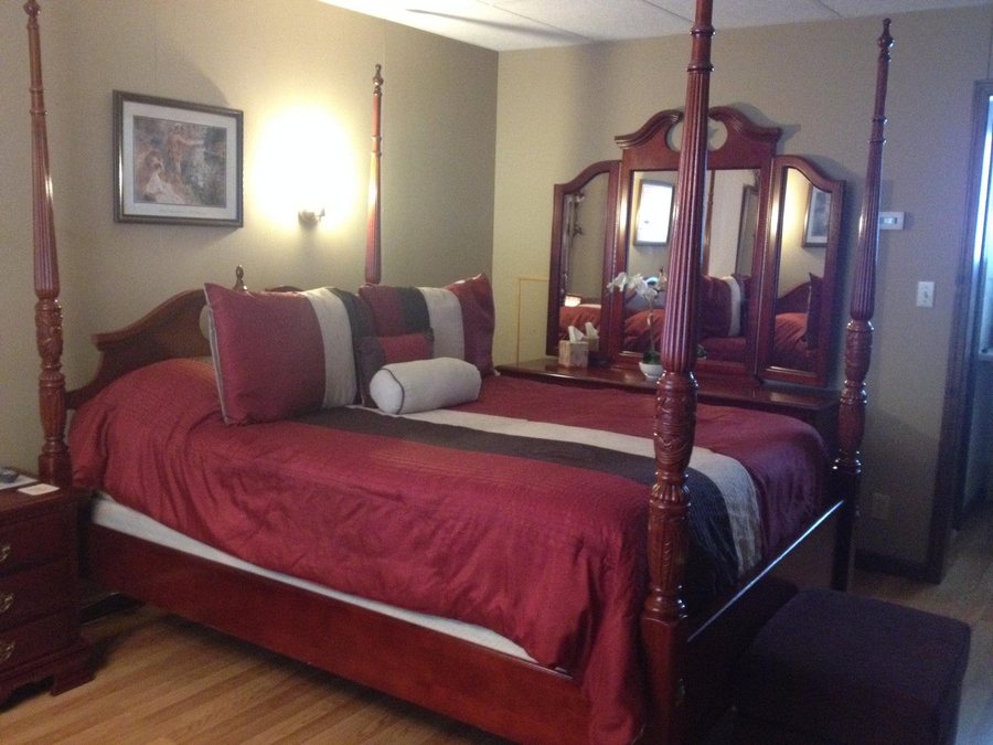 All Seasons Inn — Guest room