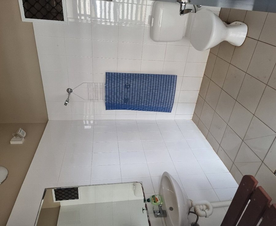 Allan Terry Caravan Park — Bathroom
