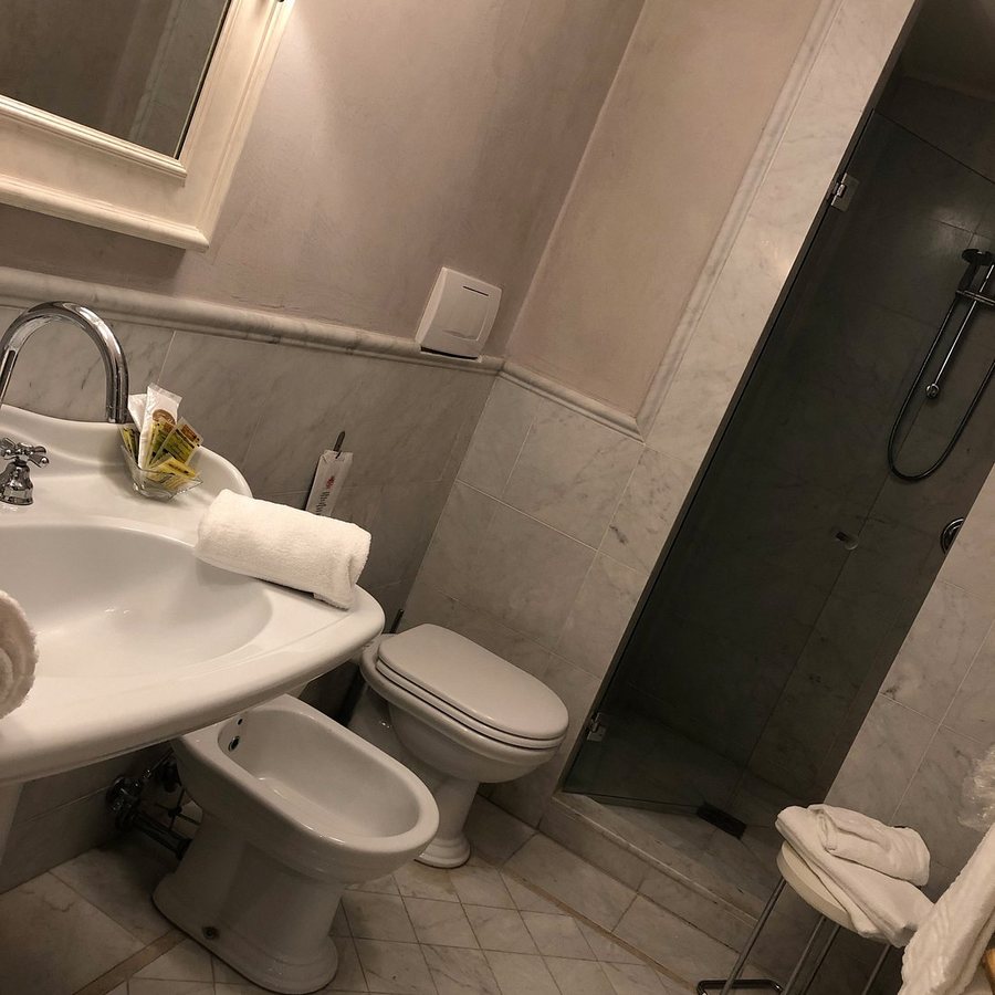 Alloro B B — Bathroom