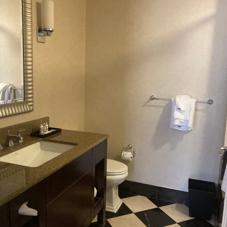 Alluvian Hotel — Bathroom