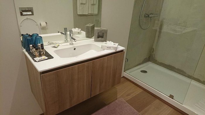 Alma Moura Residences — Bathroom
