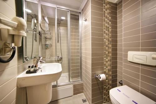 Almina Hotel Istanbul — Bathroom