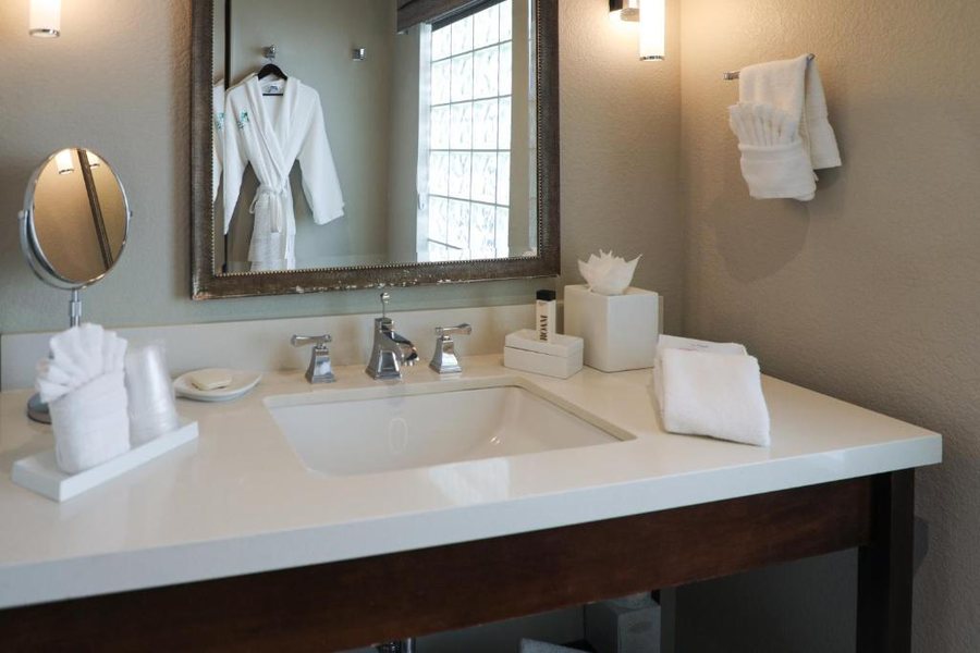 Almond Tree Inn — Bathroom