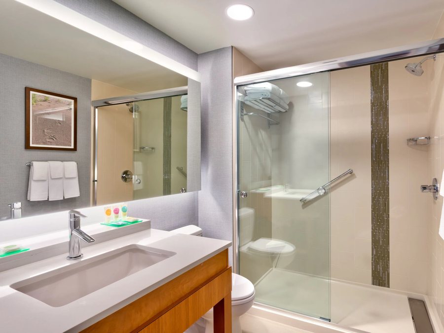 Aloft Anchorage Anchorage Alaska — Bathroom