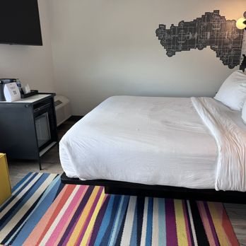 Aloft Atlanta at The Battery Atlanta — Guest room