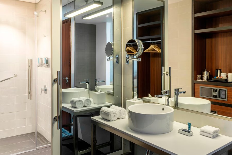Aloft by Marriott Al Mina Dubai — Bathroom