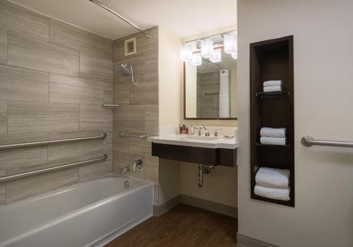 Aloft by Marriott Atlanta Perimeter Center — Bathroom