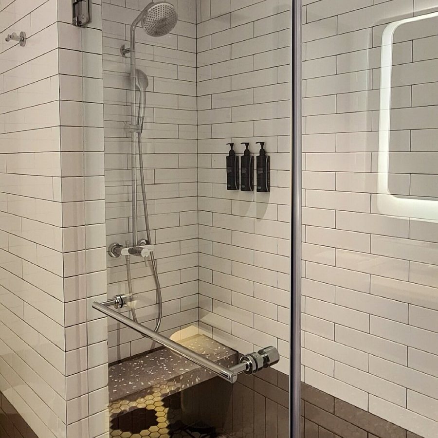 Aloft by Marriott Bali Seminyak — Bathroom