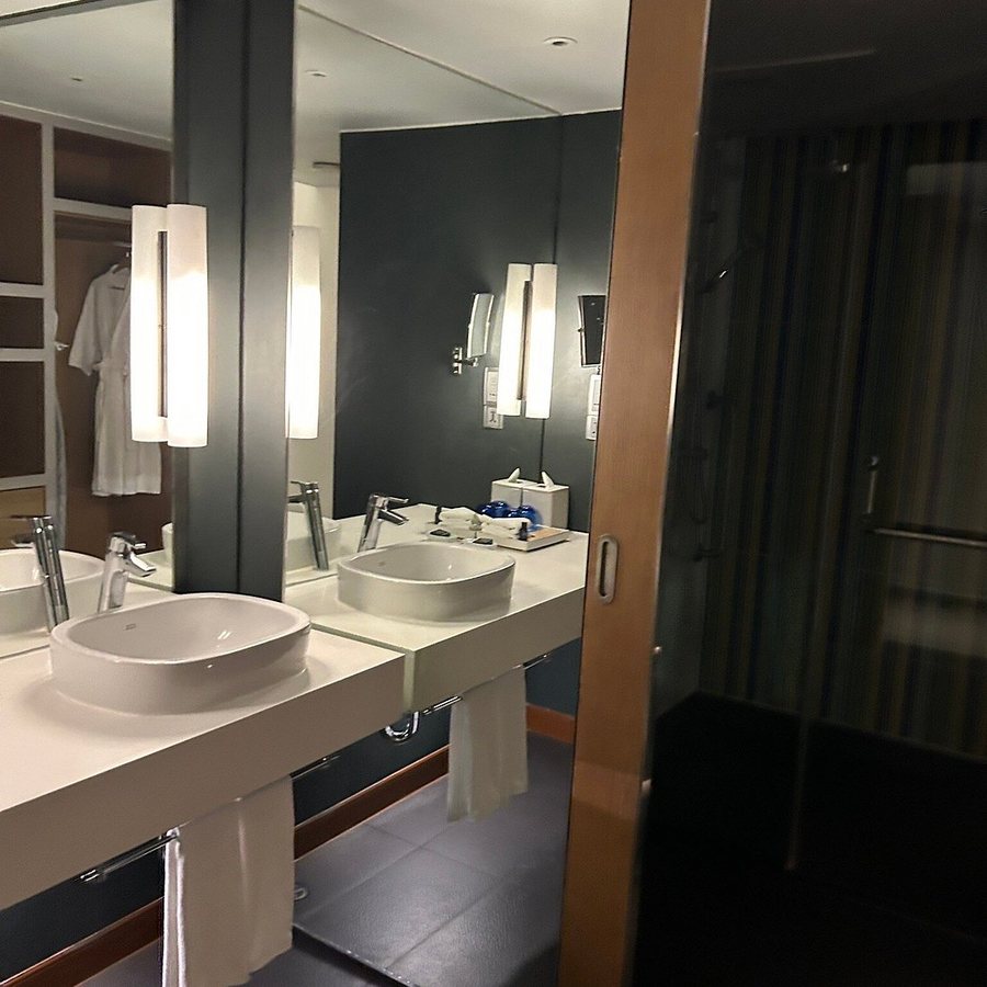 Aloft by Marriott Bangkok Sukhumvit 11 — Bathroom