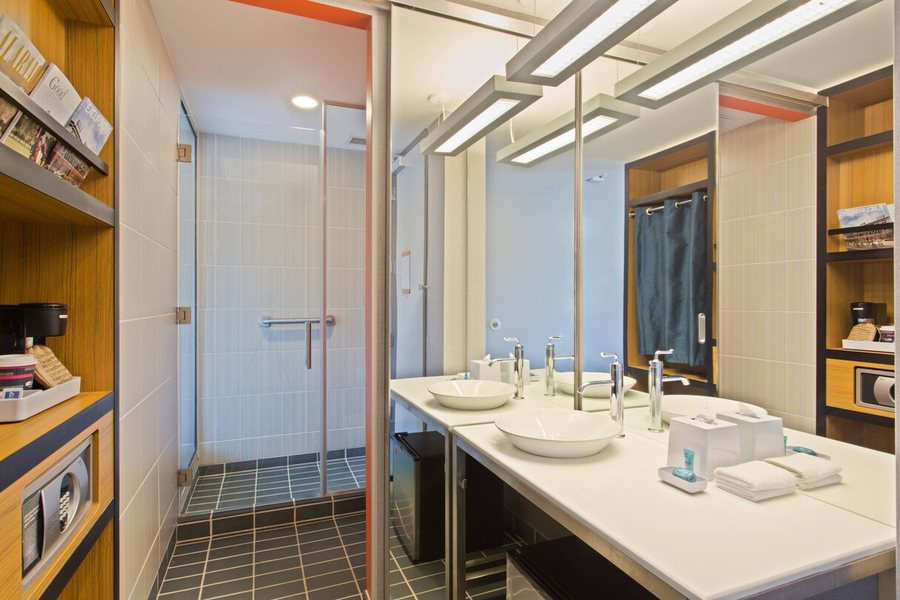 Aloft by Marriott Birmingham Soho Square — Bathroom