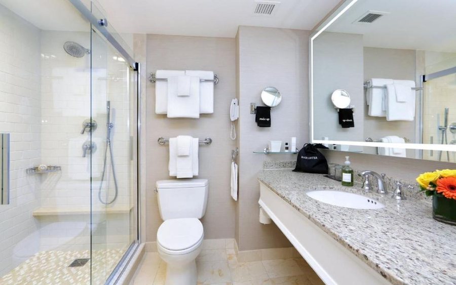 Aloft by Marriott Boston Seaport District — Bathroom