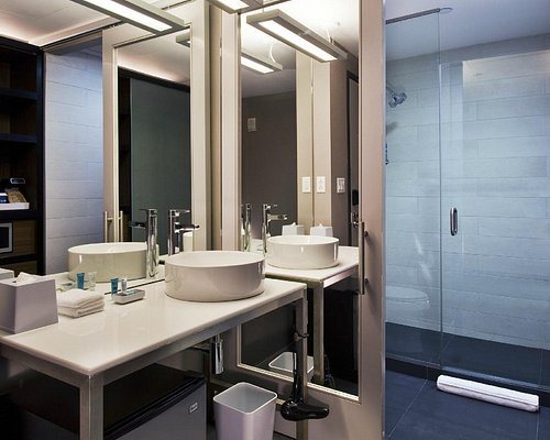 Aloft by Marriott Buffalo Airport — Bathroom