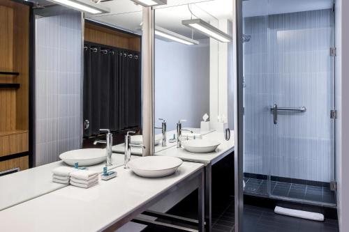 Aloft by Marriott Charlotte Ballantyne — Bathroom