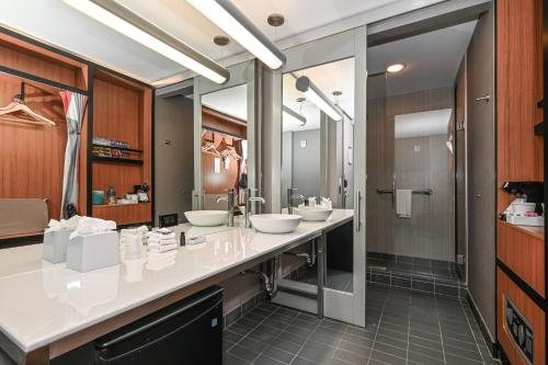 Aloft by Marriott Charlotte City Center — Bathroom